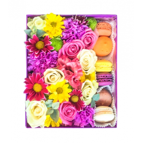 Микс цветов в коробке с макарунами